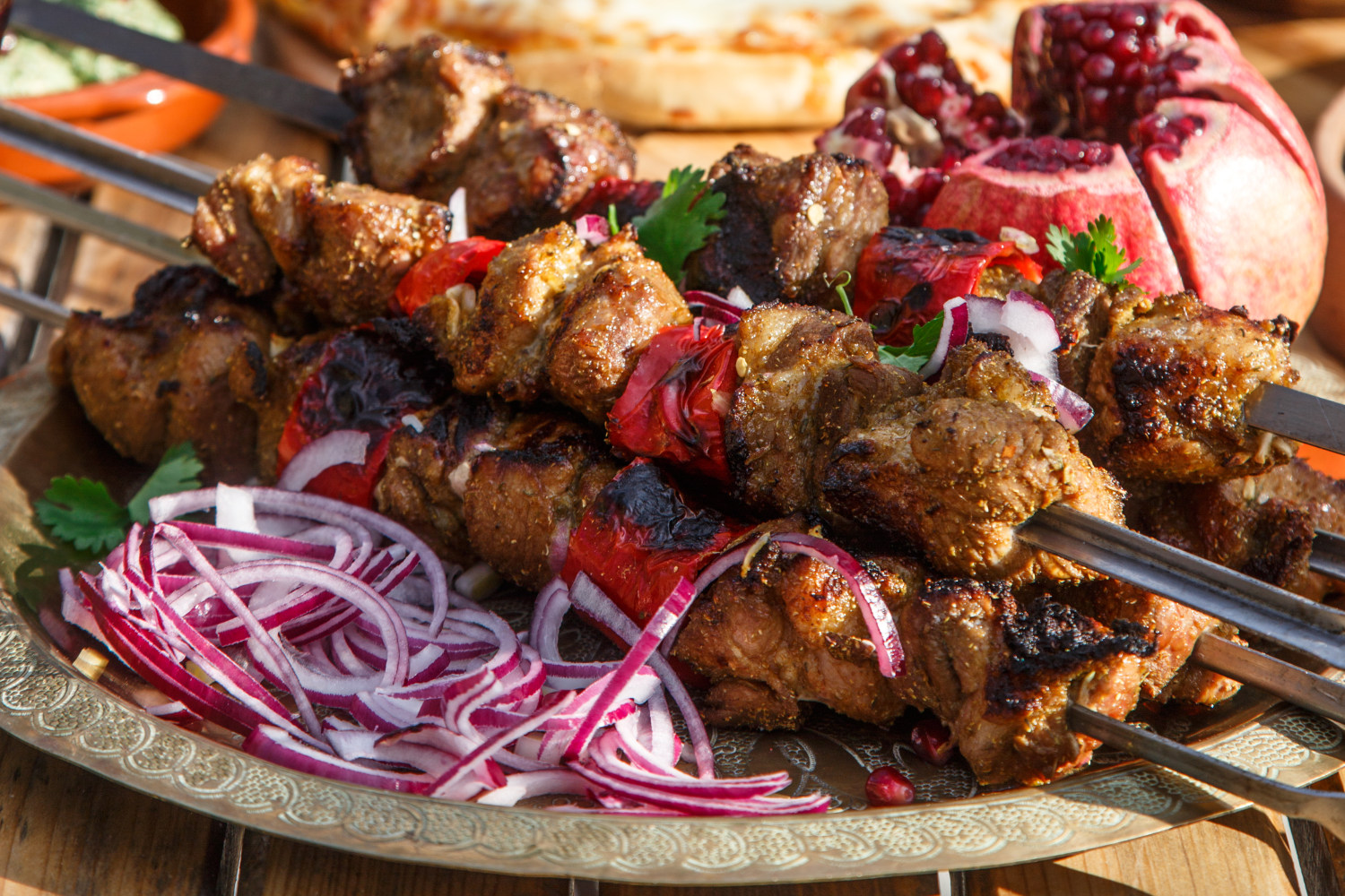 Šašlikový kebab s dipem ze zakysané smetany a švestkovou omáčkou